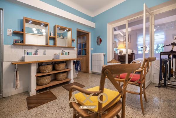 NIMES – MAISON DE VILLE DE CARACTÈRE – 7 PIÈCES – 210 M² – PISCINE – TERRAIN ARBORÉ 1 055 M² – 850 000 €