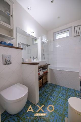 NIMES – MAISON DE VILLE DE CARACTÈRE – 7 PIÈCES – 210 M² – PISCINE – TERRAIN ARBORÉ 1 055 M² – 850 000 €