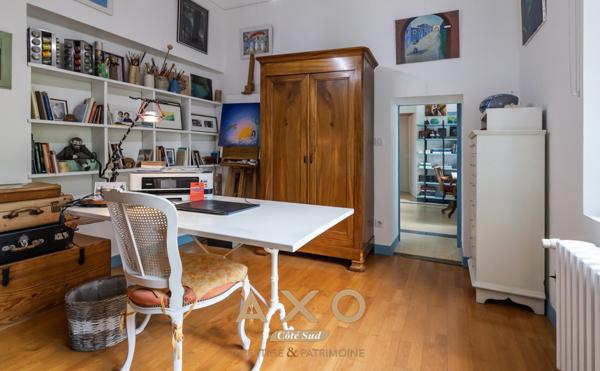 NIMES – MAISON DE VILLE DE CARACTÈRE – 7 PIÈCES – 210 M² – PISCINE – TERRAIN ARBORÉ 1 055 M² – 850 000 €