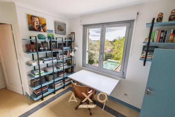 NIMES – MAISON DE VILLE DE CARACTÈRE – 7 PIÈCES – 210 M² – PISCINE – TERRAIN ARBORÉ 1 055 M² – 850 000 €