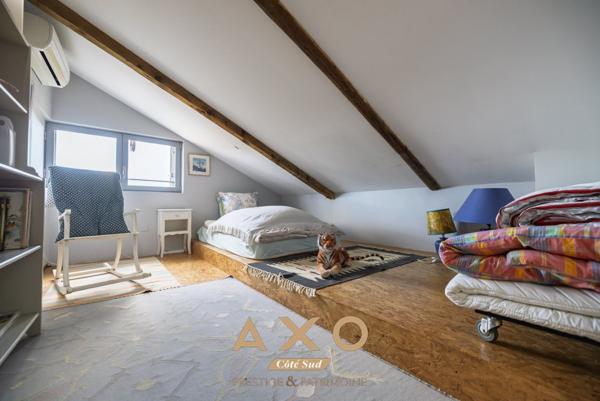 NIMES – MAISON DE VILLE DE CARACTÈRE – 7 PIÈCES – 210 M² – PISCINE – TERRAIN ARBORÉ 1 055 M² – 850 000 €