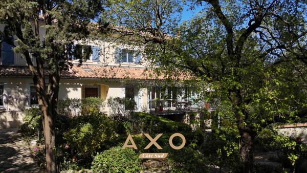 NIMES – MAISON DE VILLE DE CARACTÈRE – 7 PIÈCES – 210 M² – PISCINE – TERRAIN ARBORÉ 1 055 M² – 850 000 €