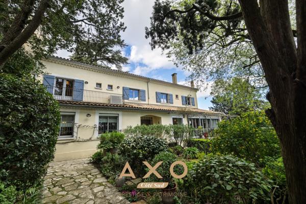 NIMES – MAISON DE VILLE DE CARACTÈRE – 7 PIÈCES – 210 M² – PISCINE – TERRAIN ARBORÉ 1 055 M² – 850 000 €