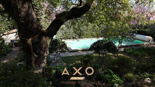 NIMES – MAISON DE VILLE DE CARACTÈRE – 7 PIÈCES – 210 M² – PISCINE – TERRAIN ARBORÉ 1 055 M² – 850 000 €