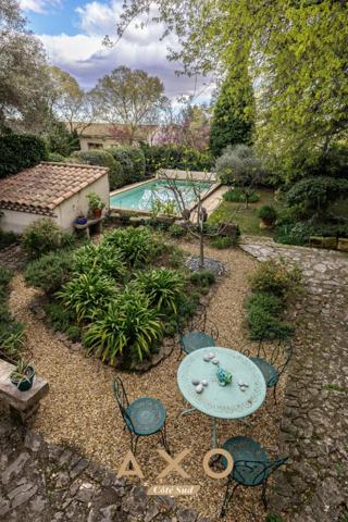 NIMES – MAISON DE VILLE DE CARACTÈRE – 7 PIÈCES – 210 M² – PISCINE – TERRAIN ARBORÉ 1 055 M² – 850 000 €