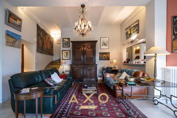 NIMES – MAISON DE VILLE DE CARACTÈRE – 7 PIÈCES – 210 M² – PISCINE – TERRAIN ARBORÉ 1 055 M² – 850 000 €