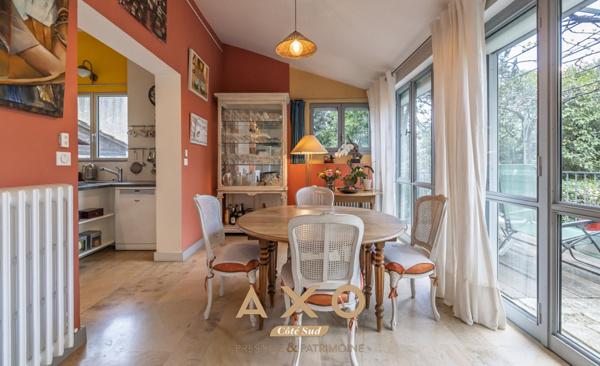 NIMES – MAISON DE VILLE DE CARACTÈRE – 7 PIÈCES – 210 M² – PISCINE – TERRAIN ARBORÉ 1 055 M² – 850 000 €
