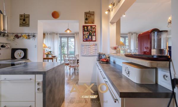 NIMES – MAISON DE VILLE DE CARACTÈRE – 7 PIÈCES – 210 M² – PISCINE – TERRAIN ARBORÉ 1 055 M² – 850 000 €