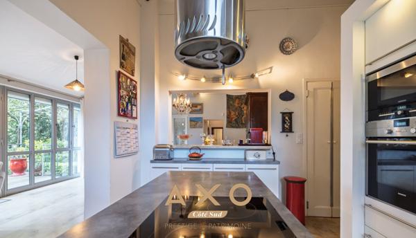 NIMES – MAISON DE VILLE DE CARACTÈRE – 7 PIÈCES – 210 M² – PISCINE – TERRAIN ARBORÉ 1 055 M² – 850 000 €