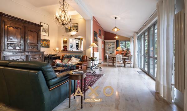 NIMES – MAISON DE VILLE DE CARACTÈRE – 7 PIÈCES – 210 M² – PISCINE – TERRAIN ARBORÉ 1 055 M² – 850 000 €