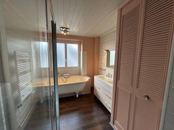 BELLE MAISON DE VILLAGE 143 M², 5 CHAMBRES, PARKING PRIVATIF ET JARDIN EN FACE.