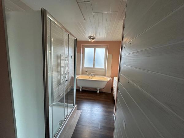 BELLE MAISON DE VILLAGE 143 M², 5 CHAMBRES, PARKING PRIVATIF ET JARDIN EN FACE.