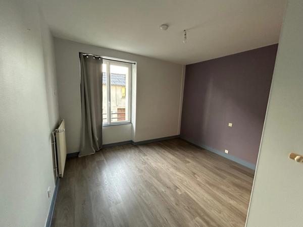 BELLE MAISON DE VILLAGE 143 M², 5 CHAMBRES, PARKING PRIVATIF ET JARDIN EN FACE.