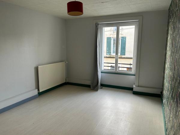 BELLE MAISON DE VILLAGE 143 M², 5 CHAMBRES, PARKING PRIVATIF ET JARDIN EN FACE.