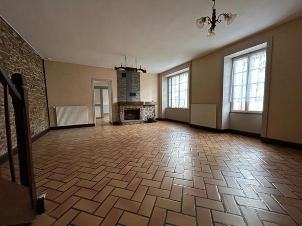 BELLE MAISON DE VILLAGE 143 M², 5 CHAMBRES, PARKING PRIVATIF ET JARDIN EN FACE.