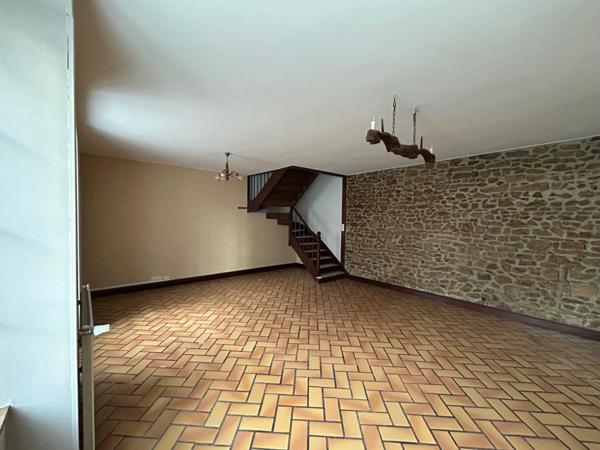 BELLE MAISON DE VILLAGE 143 M², 5 CHAMBRES, PARKING PRIVATIF ET JARDIN EN FACE.