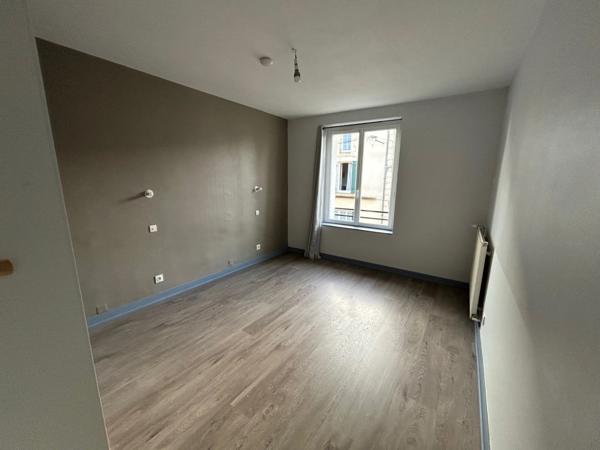 BELLE MAISON DE VILLAGE 143 M², 5 CHAMBRES, PARKING PRIVATIF ET JARDIN EN FACE.