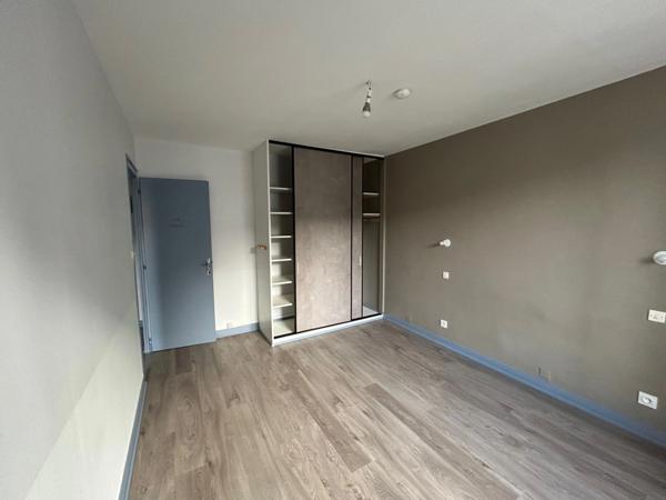 BELLE MAISON DE VILLAGE 143 M², 5 CHAMBRES, PARKING PRIVATIF ET JARDIN EN FACE.