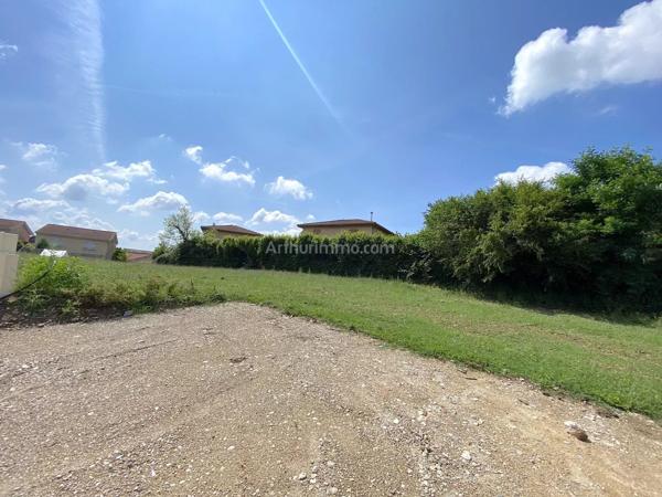 Vente                                                      Terrain
                        
                                         380 m2                     à Chalamont