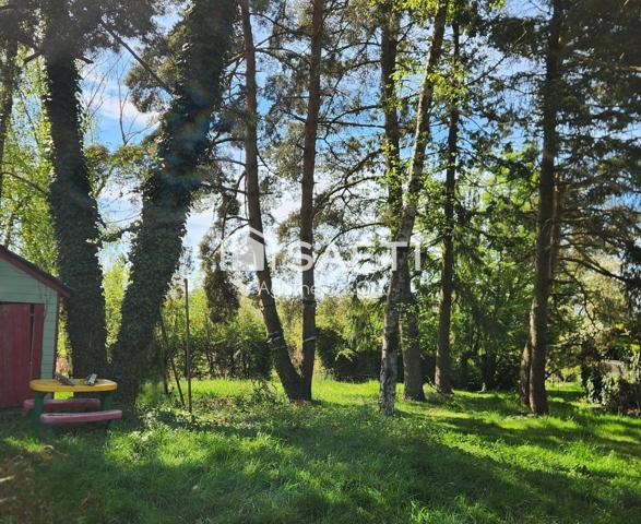Maison T4 au calme et à deux pas du bourg. Terrasse, piscine, barbecue et parc arboré — le plein air à domicile