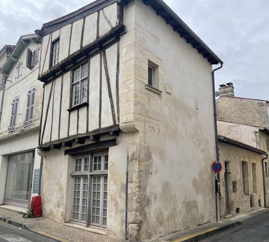 Jolie maison à pans de bois Saint-Jean-d'Angély (17400)