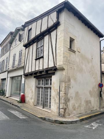 Jolie maison à pans de bois Saint-Jean-d'Angély (17400)