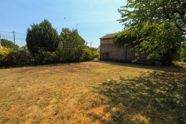 Maison avec terrain et nombreuses dépendances