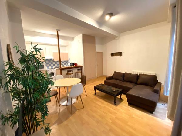 APPARTEMENT T3 (DPE C) AVEC TERRASSE - BORDEAUX QUARTIER ST PIERRE/CAMILLE JULLIAN - IMMEUBLE EN PIERRE RÉNOVÉ.