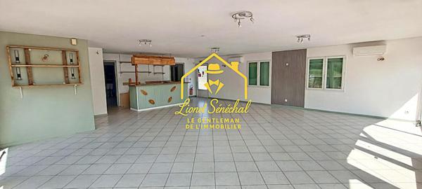 Local commercial climatisé de 130 m2 avec 2 terrasses extérieures sur une parcelle de 2 000 m2
