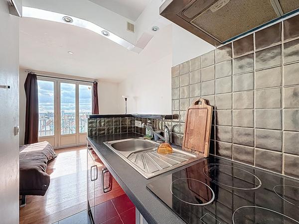 MONTREUIL, VILLIERS-BARBUSSE, 10MIN DU METRO, STUDIO TRES ENSOLEILLE AU CALME AVEC BALCON