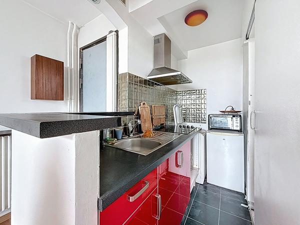 MONTREUIL, VILLIERS-BARBUSSE, 10MIN DU METRO, STUDIO TRES ENSOLEILLE AU CALME AVEC BALCON