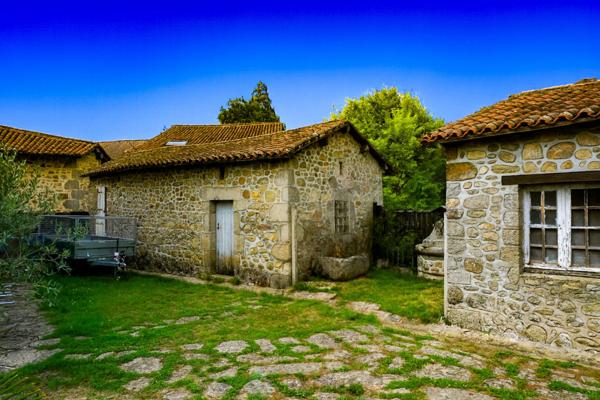 Elégant ensemble immobilier au coeur du parc naturel du Périgord vert.