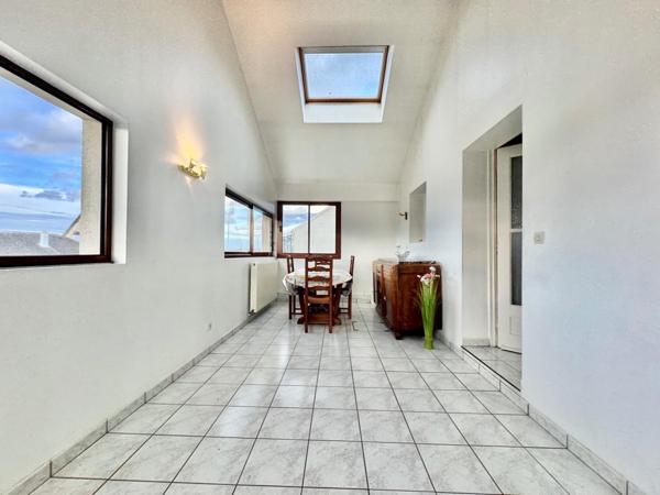 Plain pied 3 chambres, véranda et double garage - Secteur prisé