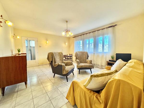 Plain pied 3 chambres, véranda et double garage - Secteur prisé