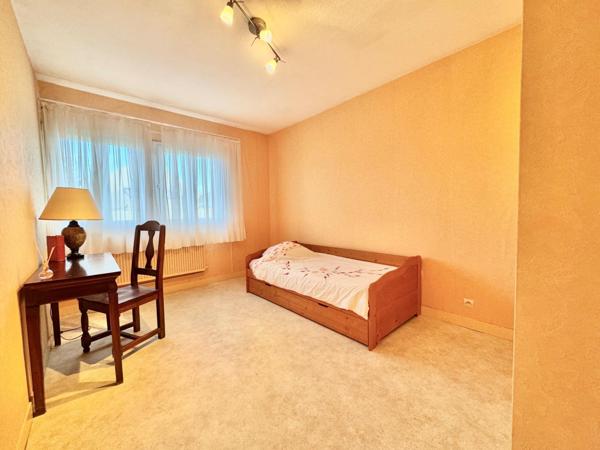 Plain pied 3 chambres, véranda et double garage - Secteur prisé