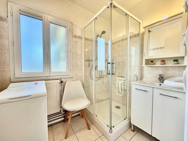 Plain pied 3 chambres, véranda et double garage - Secteur prisé