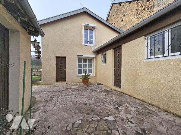 Maison atypique – Environnement calme – Vue dégagée sur la campagne et le donjon