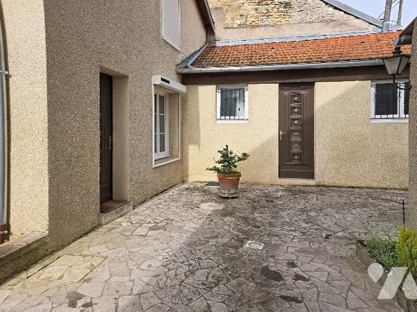 Maison atypique – Environnement calme – Vue dégagée sur la campagne et le donjon