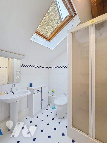 Maison atypique – Environnement calme – Vue dégagée sur la campagne et le donjon