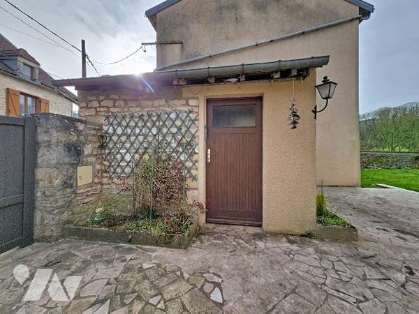 Maison atypique – Environnement calme – Vue dégagée sur la campagne et le donjon