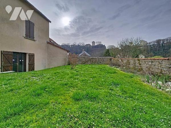 Maison atypique – Environnement calme – Vue dégagée sur la campagne et le donjon