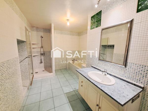 Maison de ville rénovée avec dépendances