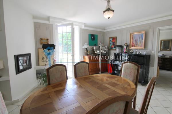 Propriete
                                                                                                                                                                                                                                                                                                                        6 pièce(s)                                                                                                                                                                                                          5 chambre(s)                                                                                                                                                                                                          225  m²