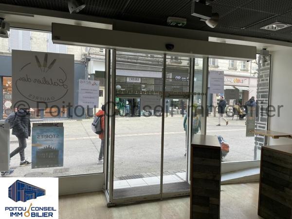 LOCATION HYPER CENTRE NIORT A DEUX PAS DE LA PLACE DE LA BRECHE 50 m2 RDC.