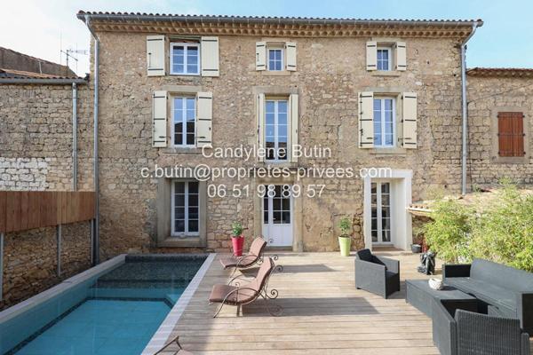 Maison de pierres avec piscine