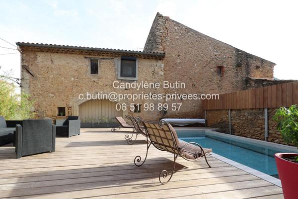 Maison de pierres avec piscine