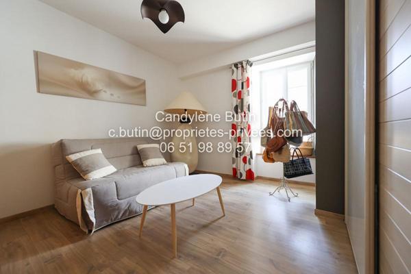 Maison de pierres avec piscine