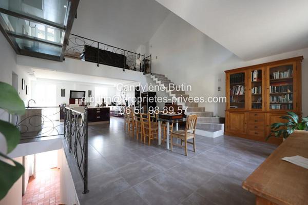 Maison de pierres avec piscine