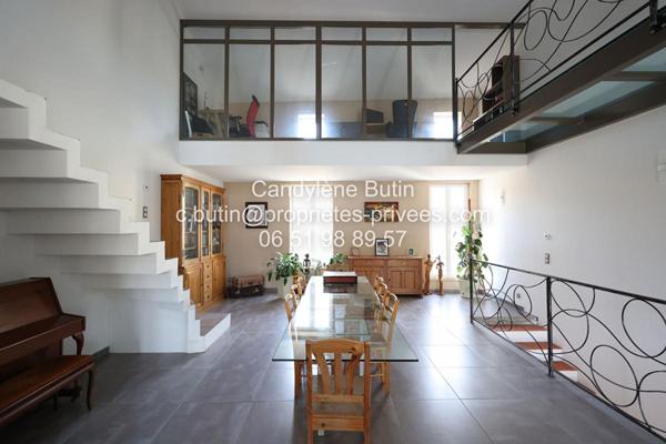 Maison de pierres avec piscine