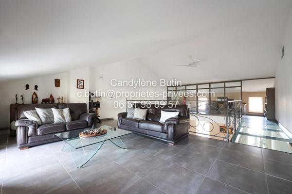 Maison de pierres avec piscine